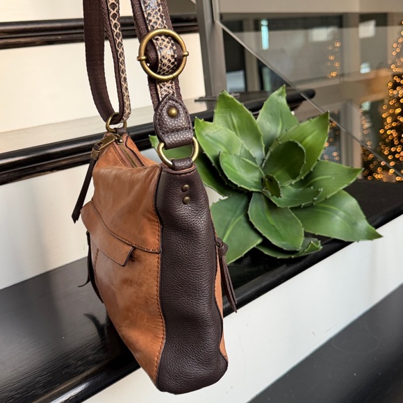 The Sak like new genuine leather crossbody shoulder handbag purse neutral - Picture 5 of 10